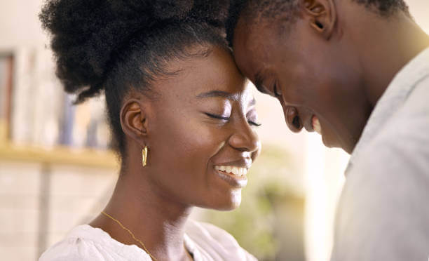 Você atrai o que é ou o que precisa curar? A teoria do espelho no amor